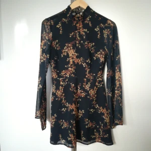  - Skir klänning, bar i ryggen och snörning i nacken. 