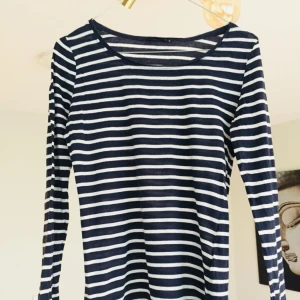  - Basic, mjuk tröja i ganska tunn bomull, perfekt för alla årstider.   På andra bilden syns en liten defekt i form av en söm som gått upp, så en liten bit av tyget liksom vikts ut, men det märks inte alls. Lätt att fixa också om man nu vill det. 