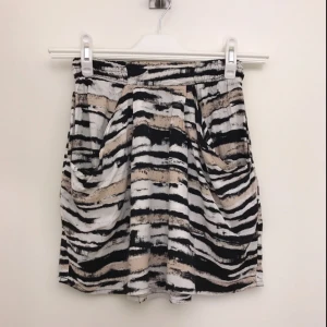  - Snygg kjol i fladdrigt material från HM. Kjolen är i storlek 34. Den har två fickor (se bild 2) samt resår i midjan, så den är stretchig och passar därmed även en 36:a. Hämtas i Uppsala eller fraktas till önskad adress. Då kjolen inte väger så mycket kommer fraktavgiften inte att bli så hög ✨