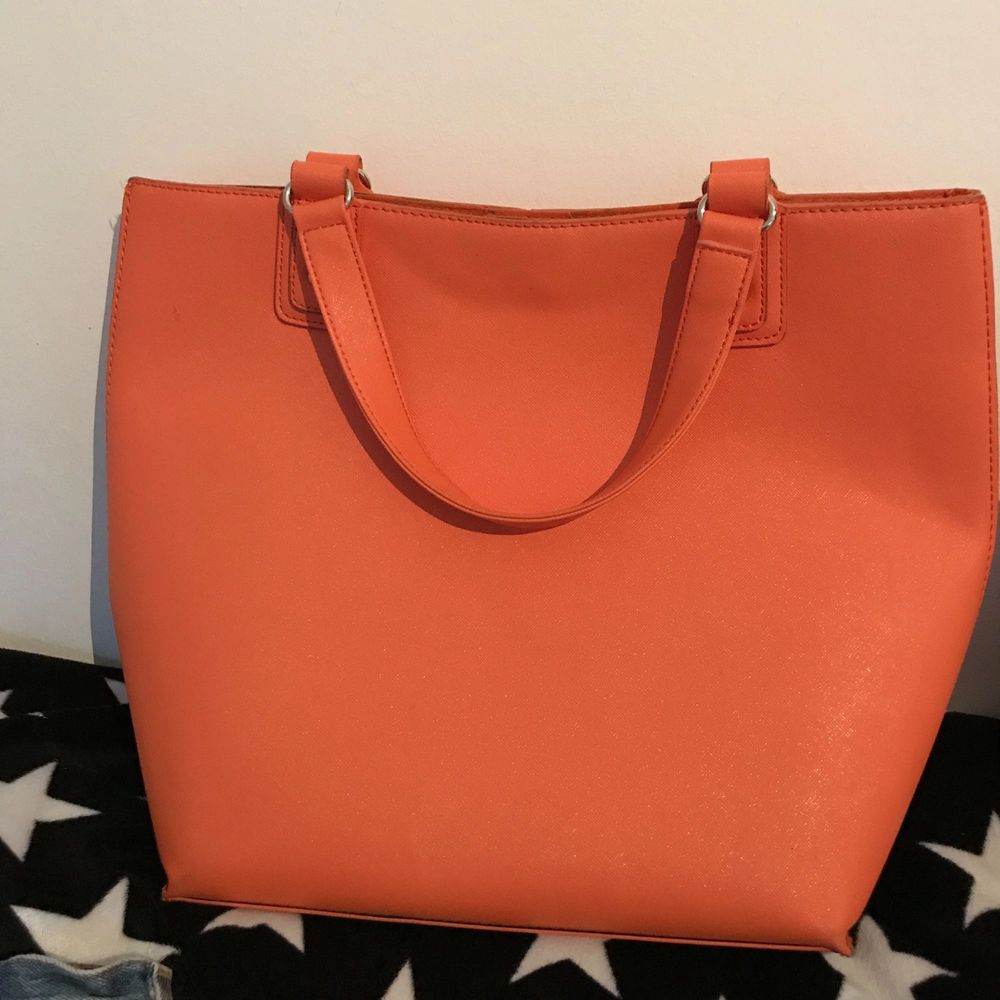 En jättefin orange handväska som är använd sparsamt. Väskor.