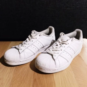  - Adidas Superstar Foundation. Säljes för 250kr, nypris 999kr. Betalning sker via swish.