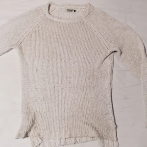  - Gräddvit och lite längre tröja i stickat  Väldigt skön men nästan helt oanvänd.