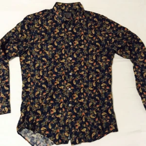  - En mycket fin och unik skjorta ifrån zara med en fränt paisley möster plandat med vackra blommor. Tyger är i tunnare bomull.  Använd ett fåtal gånger!  Slim fit.  
