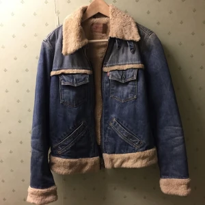  - Mycket cool fodrad Teddy Jeansjacka från Levi’s i storlek M. Passar mig tyvärr inte. Väldigt gott skick.