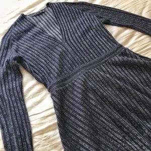  - Aldrig använd klänning från Zara. Säljer pga felstorlek. Blå och silver