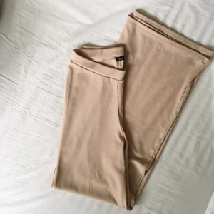  - Superfina vida beigea byxor från boohoo, använda typ 3 gånger så i jättebra skick. Mjukt tunt (men också tungt) material som gör att de faller jättefint. Höga i midjan!  Kan mötas i Borås/Mölnlycke/Göteborg eller skickas mot betalning av frakt🌻