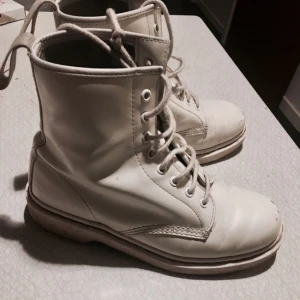  - Höga helvita dr.martens. Knappt slitna. Går att putsa upp så att de blir som nya. 