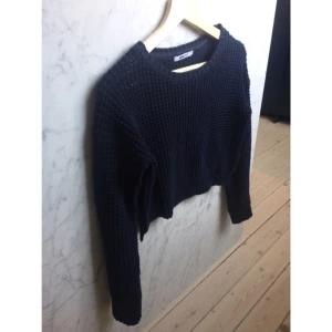  - Marinblå tröja från Gina tricot. 50% bomull 50% akryll