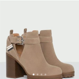  - Slutsålda och helt nya boots från Pull&Bear. Storlek 38, lappar kvar. Ni betalar frakten (80kr) alt kan ni hämta upp dem i Uppsala! :)