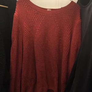  - Stickad tröja i tegelröd färg. Storlek XL, men perfekt oversizetröja (brukar ha S).
Den är längre baktill och har lite olika stickade detaljer här och där.
Kan skickas/hämtas eller lämnas beroende på var du bor! :)