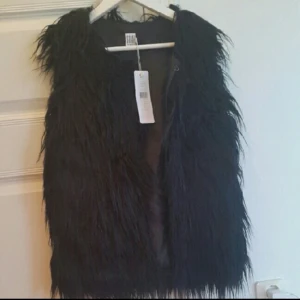  - Helt ny, oanvänd fuskpäls-väst från SaintTropez.
Nypris 699kr.

Jag står för frakt inom Sverige, betalning via swish.

Hör av er vid funderingar😊
// Anna 