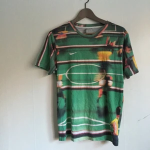  - T-shirt från Nike. Lite urtvättad men i bra skick annars.  Köparen står för frakt. Fråga gärna!