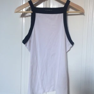  - Vit linne med svart detalj från CottonOn, stl L