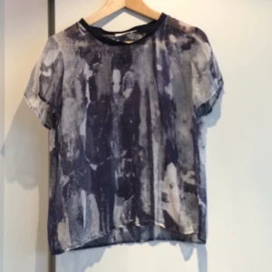  - Blå flowy mönstrad transparent topp