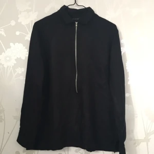  - Snygg tröja med krage och dragkedja i mitte, även ficka på bröstet🌻  🗯 köparen står för frakten eller mötes upp i Stockholm 