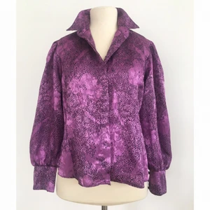  - Mönstrad vintage-blus i läcker lila nyans.

Märke: Saknas (Vintage).
Storlek: 36/38
Skick: Mycket gott. Använd endast en gång.

Pris: 200 kronor

Frakt: Betalas av köparen.