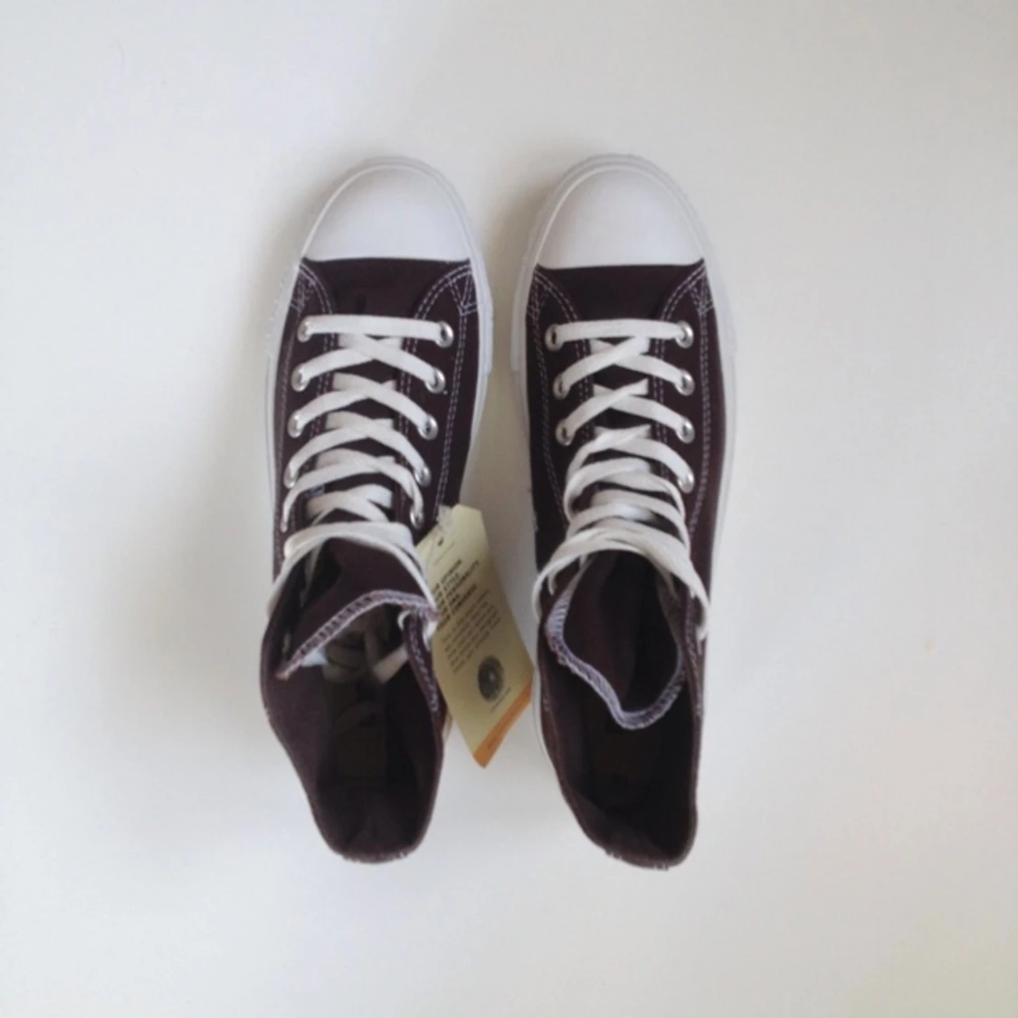 Bruna höga Converse, specialdesignade från USA! Aldrig använda pga fel storlek - 1382180909