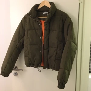  - DunBomberjacka , storlek s 
Kan mötas upp eller skicka den via posten ( köparen betalar då frakt ) 