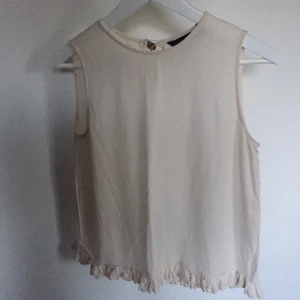  - Somrig gräddvit topp från Zara med små volangdetaljer nedtill! 