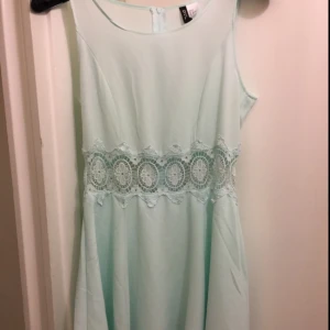  - Ljus korallblå superfin sommarklänning precis ovanför knäna. Använd endast en gång. 