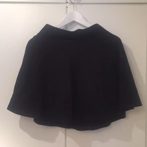  - Kjol från h&m, aldrig använd prislapp kvar 
