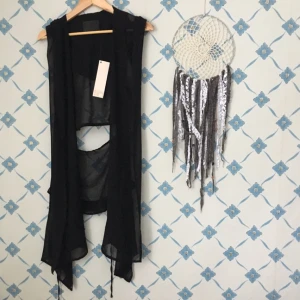  - Kimono med luva, fickor fram, öppning bak och knytning i midjan från Diana Orving. Aldrig använd med prislappen kvar. 