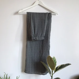  - Vida byxor som är transparenta i benen