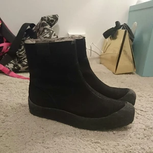  - Oanvända varmt fodrade curlingkängor från Canada Snow. Inköpta förra året på Scorett för 1400 men aldrig kommit till användning då jag fick ett par andra i present som passar mig bättre :) Jag har storlek 39 så i dessa får jag jag plats med ett par sockor i. Kan mötas i Stockholm eller skicka på posten, köparen står för frakt :) 