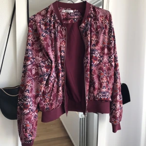  - Tunnare bomberjacka från Gina Tricot, aldrig använd, endast testad, säljer den då den är för stor för mig 