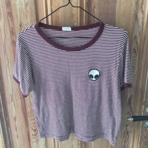  - Jättemysig t-shirt från Brandy Melville🌻  🗯 köparen står för frakten eller mötes upp i Stockholm  