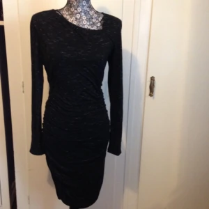  - Ursnygg klänning från H&M! Prislapp kvar, inte ens provad.