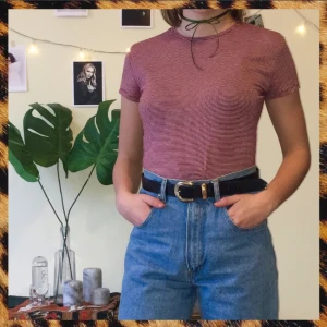  - Jätteskön och mjuk t-shirt med små vinröda ränder. Ganska tight men i väldigt stretchigt tyg. Snygg instoppad i ett par jeans som på bilden, eller med ett linne över! I bra skick :)