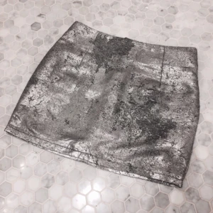  - Kjol i glansigt material. Storlek s men passar även xs