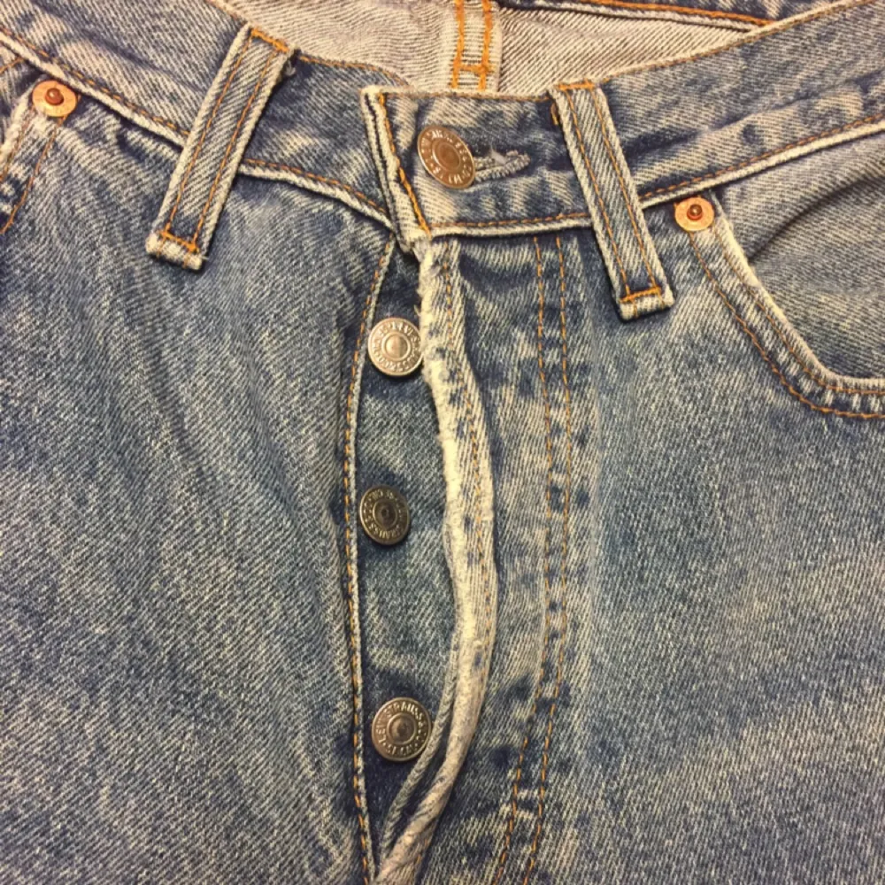 Levis jeans från 70-80-talet väl använda men det ger dom bara charm. Knäpps med knappar hela vägen. Lite slitna i skrevet därav lägre pris. . Jeans & Byxor.