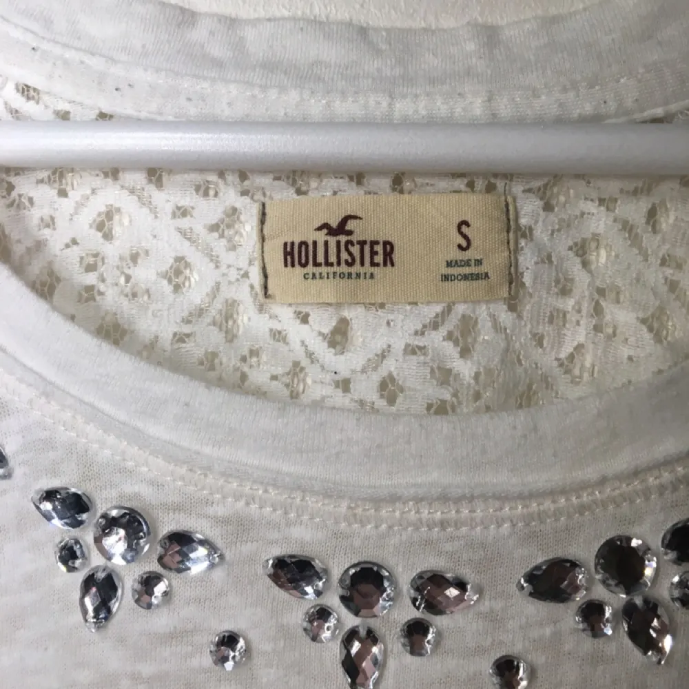 Äkta Hollister tröja med kristaller och genomskinlig rygg!! Svinsnygg. Blusar.