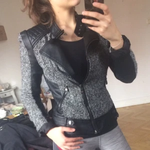  - Skinnjacka med mönster. Felfritt skick, säljes på grund av flyttrensning. Fråga för fler bilder 