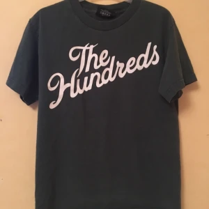  - Grön The hundreds tisha, i bra skick förutom litet slitet vid H:et och vid bomben 💙💣 köparen får stå för frakten!