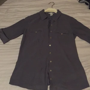  - Jättefin grå skjortblus som är i fint skick.

Jag kan frakta eller mötas upp. Vid frakt står köparen för porto. 
Pris kan diskuteras vid snabb affär.

