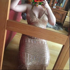  - Balklänning från Rebecca stella! Köpt förra året, använd endast en gång under några enstaka timmar. Inget fel på den, fin "rosefguld" färg! Står storlek XL men ni ser på bilden hur den sitter på mig som är oftast mellan M & L. Den har öppen rygg. Säljs för 500kr. 