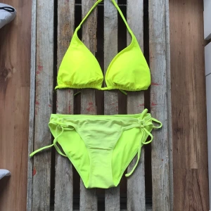  - Neongult bikiniset!