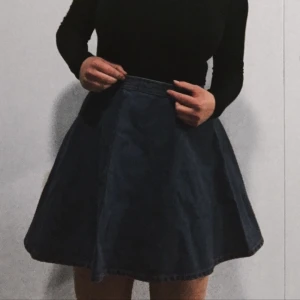  - Jeanskjol i fint skick från monki, helt oanvänd. 
Köparen står för frakten! 