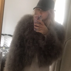  - En strutspäls, i bra skick!  Frakt ingår inte