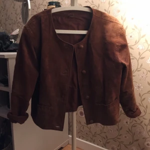  - En retro mockajacka köpt i en vintagebutik i gott skick! En 42:a men fungerar även för mindre storlekar som oversize 

Kan mötas upp i Stockholm men annars fungerar frakt och då får portot diskuteras! 