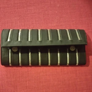  - Clutch bag perfekt till ute kväll, får plats med det nödvändigaste. 