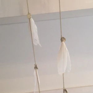  - Säljer ett snyggt halsband med vita fjädrar🌸