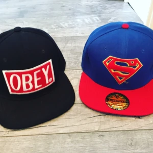  - Snapbacks - OBEY använd 1-2ggr för 50kr + ev. frakt & SUPERMAN oanvänd för 70kr + ev. frakt 📦 Hämtas i Kristianstad eller Karlshamn 🖖🏻 Paketpris 100kr + ev. frakt 👍🏻
