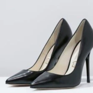  - Svarta pumps från nelly oanvända. Frakt inräknat i priset✨