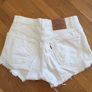  - Sjukt snygga vita jeansshorts från Levi's. Gamla avklippta 501'or. Lappen är märkt W31 L32.  Men dom är små! Så passar dig som har strl XS. 