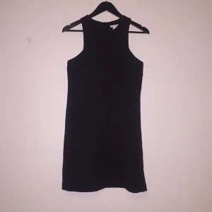  - Fint skuren "skaterdress" från h&m. Fint melerat svart tyg. Söt elegant modell passar S/36