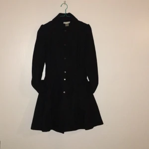  - Jättesöt kappa i utställd modell. Använd en säsong men mycket väl bevarad. Som ny egentligen.   Katt finns i hemmet 